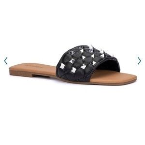 stud black pyramid triangle flat sandal flip flop 7 womens new olivia miller
